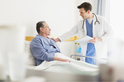Врач беседует с пациентом